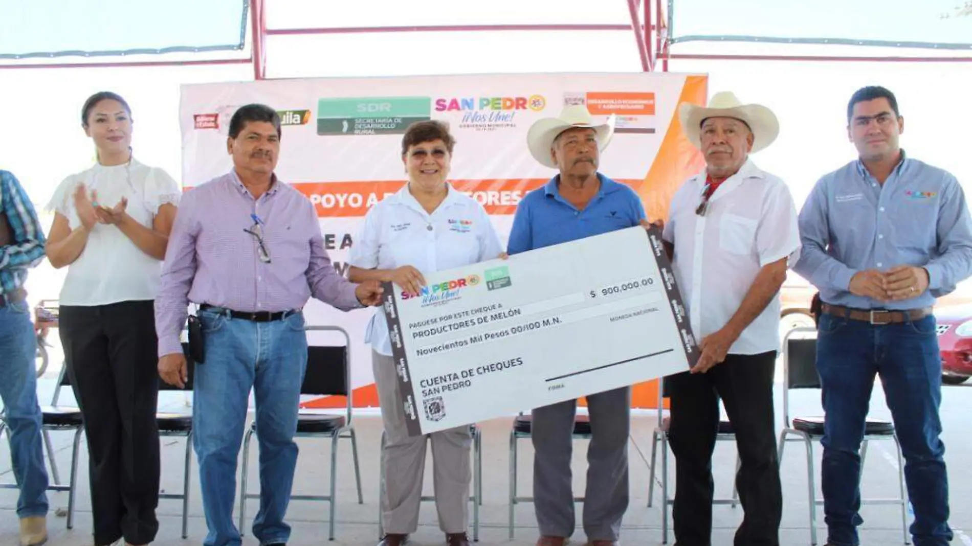 24 Gobierno Municipal y Estatal Entregan Apoyos a Productores de Melón2